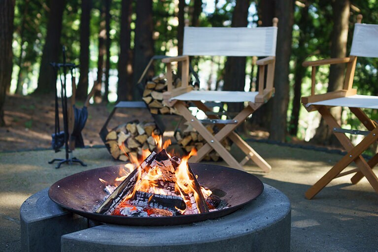 フォレストキッチンでは、焚き火の周りで食前、食後の飲み物を楽しむこともできる。