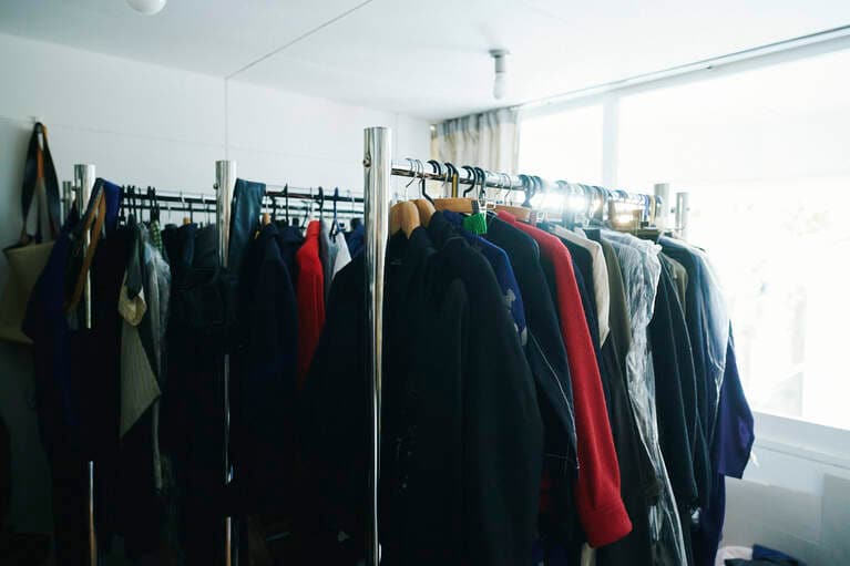 古い真っ赤なジャケットは、クローゼットを明るくしてくれる存在。（エッセイ『92歳、好き放題で幸せづくし』より）