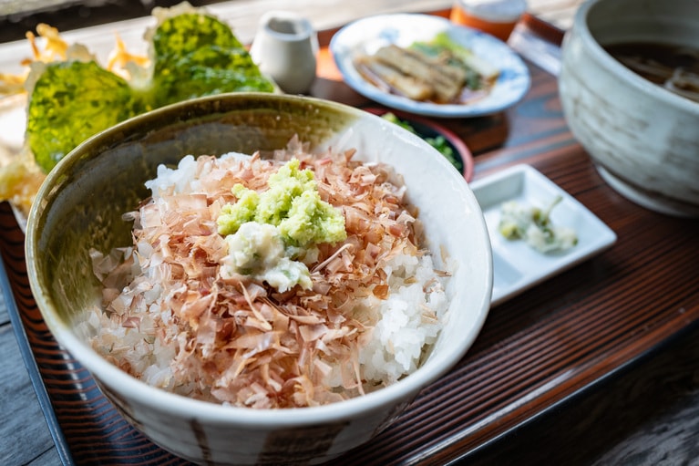 さびめし定食 1,800円。鰹節がかかったごはんの上にはおろしたわさびのほか、お好みでわさび漬けなどをトッピング。