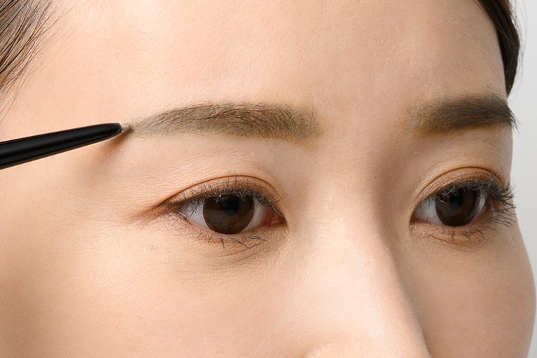 眉尻も丁寧に。