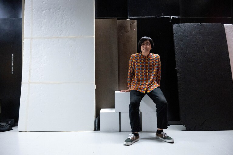 スタジオらしく微笑むタニシ氏。