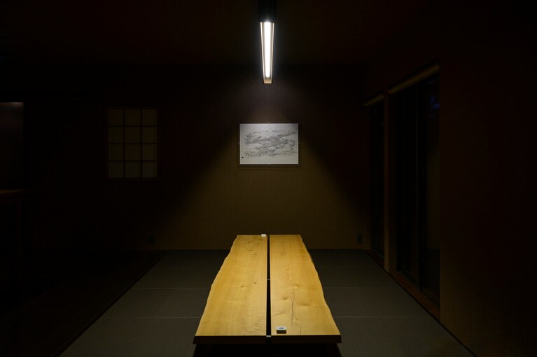 店内には蘭学者・柴田収蔵の佐渡の地図、柳原良平のイラスト、菜の花の版画、かつての宿根木のモノクロ写真などがギャラリーのように展示されています。