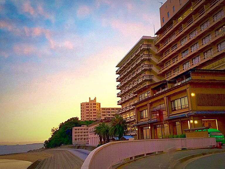 旬景浪漫 銀波荘［愛知／西浦温泉］外観夕焼け。