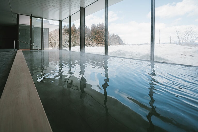 Snow Peak FIELD SUITE SPA HEADQUARTERS［新潟／雪峰温泉］大浴場。