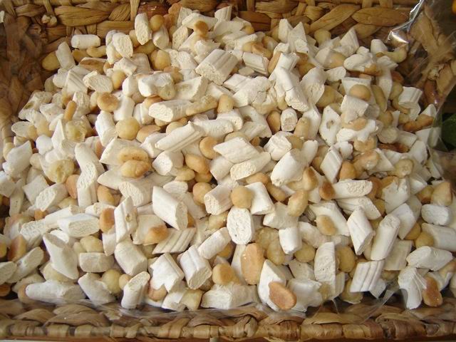 シチリア州の死者のドルチェ「死者の骨」という名前で、骨を連想させるビスケットを食べて追悼します。ちょっと怖い。