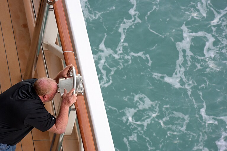 デッキに用意された望遠鏡で氷河をウォッチング。