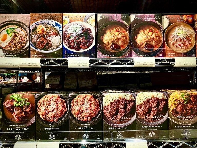 肉の旨みを生かしたカレーや煮込みなど、贅沢な味わいのプレミアムレトルト。