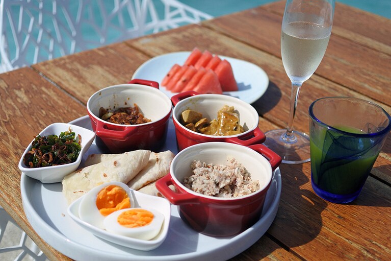 右の赤い器がツナのフレークとココナッツ、玉ねぎや唐辛子を合わせた、モルディブの定番・朝ごはん、マスフニ。