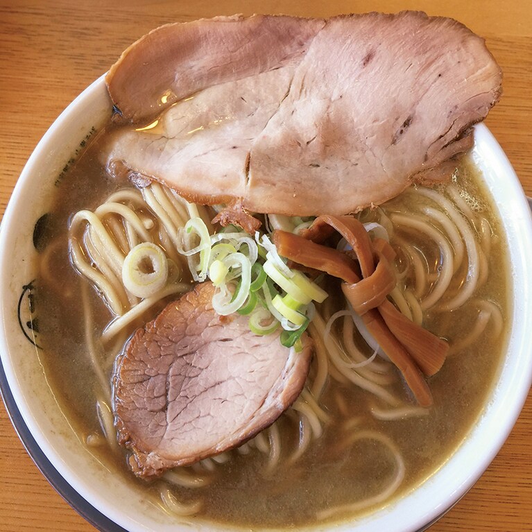 あっさりめの煮干し中華。バラチャーシューと厚切りももチャーシューが結構なボリュームだ。