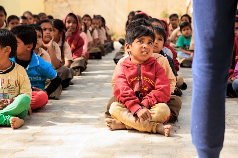 ランタンボールではサファリ産業の収益を基に、地域住民の教育支援も行なわれている。自然環境を保全することが経済資源の確保につながるということを地元の人々に理解してもらうことで、密猟や自然破壊への抑止力ともなることが期待される。©︎Koki Yamada