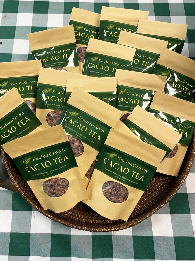 カカオの実の皮を原料にして作るカカオティーは、クアロア・グロウンのオリジナル商品。４ドル。