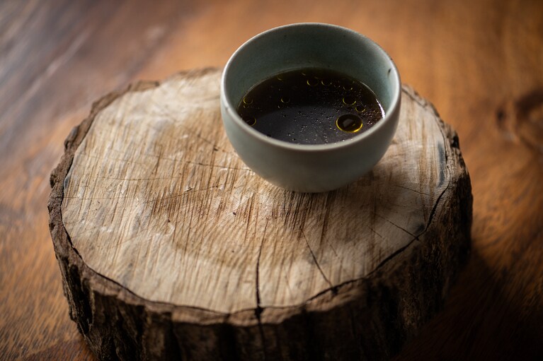 複雑で繊細。それでいて優しい味わいの「薬膳出汁」。