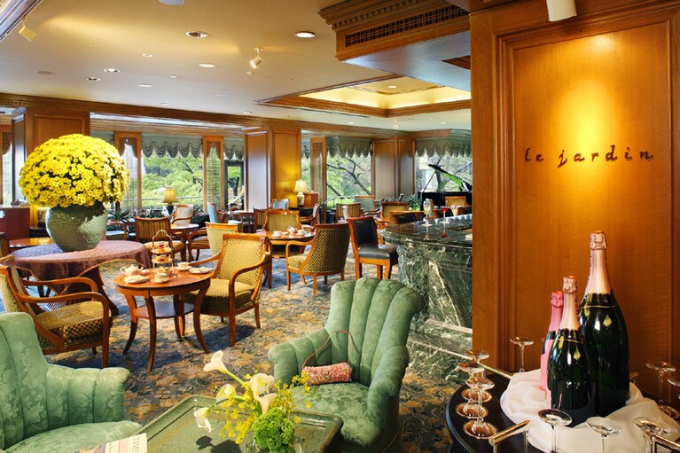 国の登録有形文化財「三重塔」や茶室、史跡がある広大な庭園を目の前に望む、ロビーラウンジ「ル・ジャルダン」。