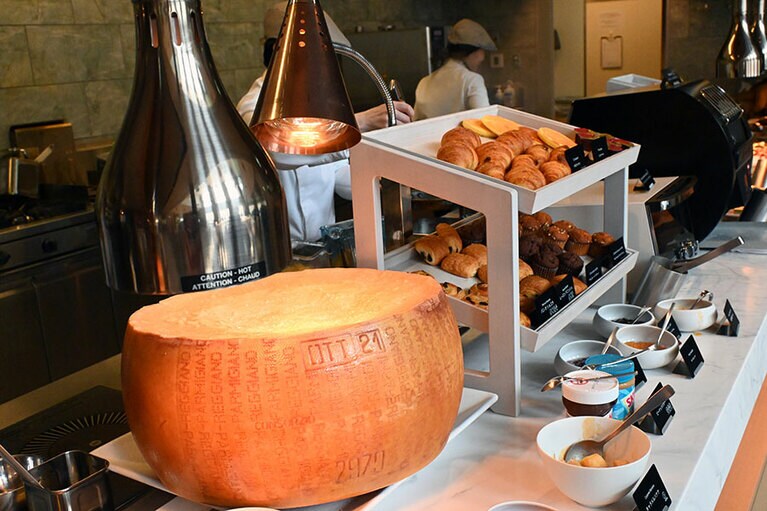 朝食は洋食、和食、バラエティ豊か。