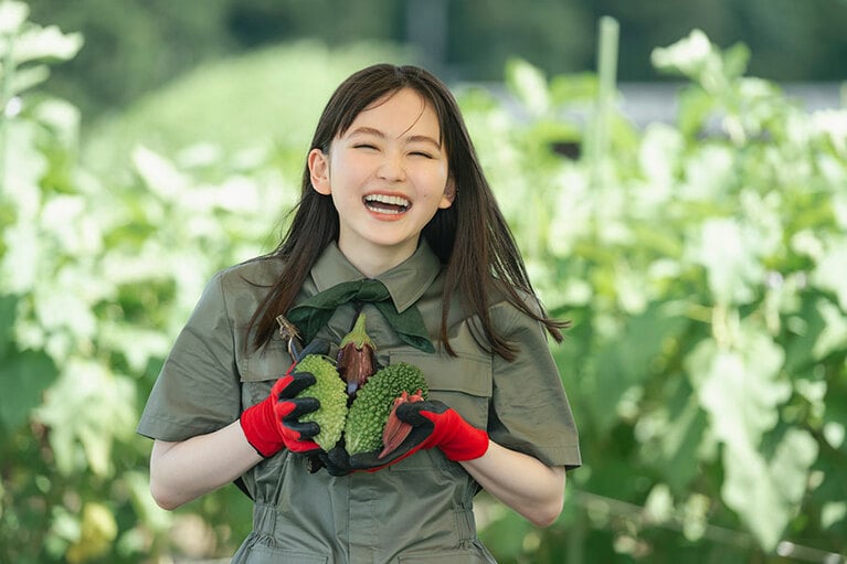 たくさんの野菜に囲まれて、山田杏奈さんも大感激！