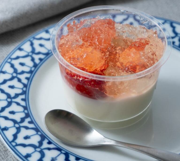 『成城石井自家製 国産苺とハニーレモンジュレの杏仁豆腐』1個、税込431円。