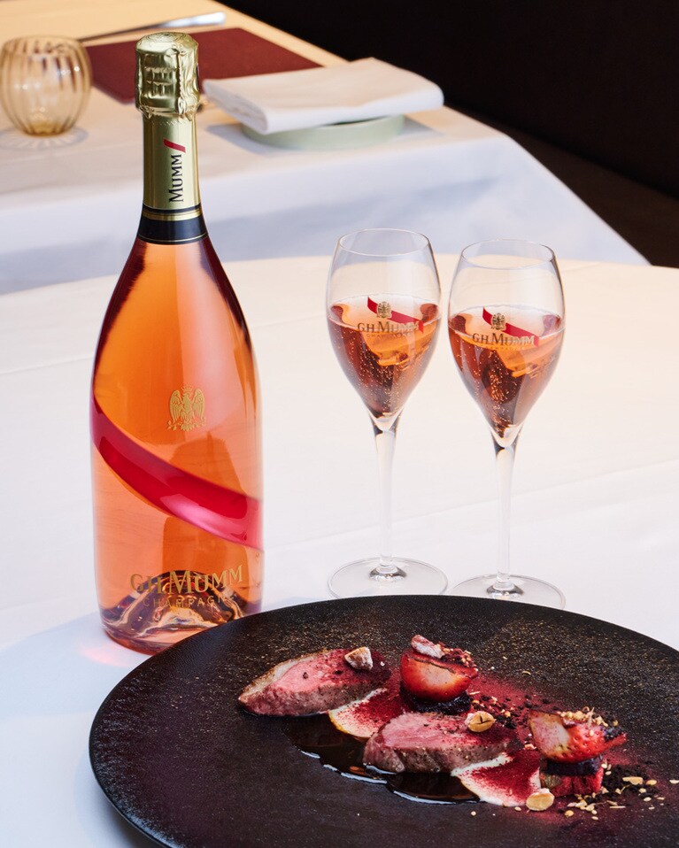 しっとりと焼き上げられた鴨肉で気分は最高潮。