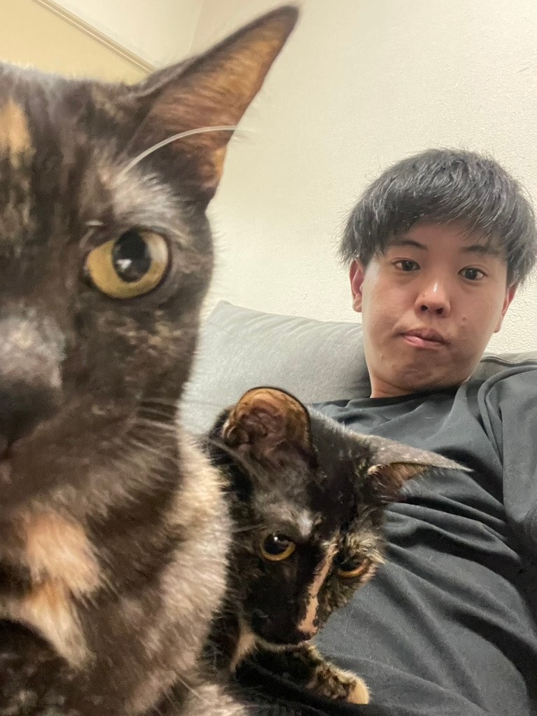 華山・やすいさんと愛猫のテンちゃん、センちゃん。