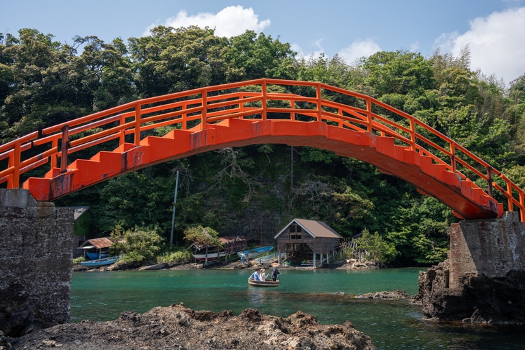 「初夏の佐渡島」　筧 悠里恵 「碧にかかる朱」 矢島・経島。朱い橋とたらい舟。
