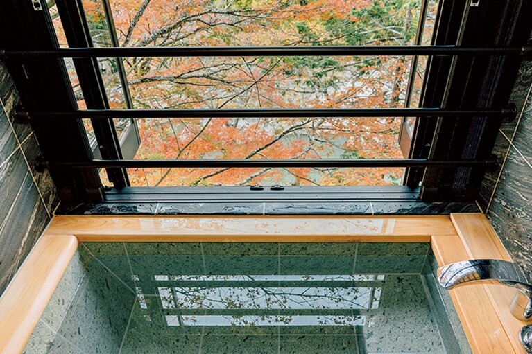 【渓谷に佇む隠れ宿 峡泉】部屋の風呂からも眼前に渓谷を望める。Photo: Yukihiro Shinohara