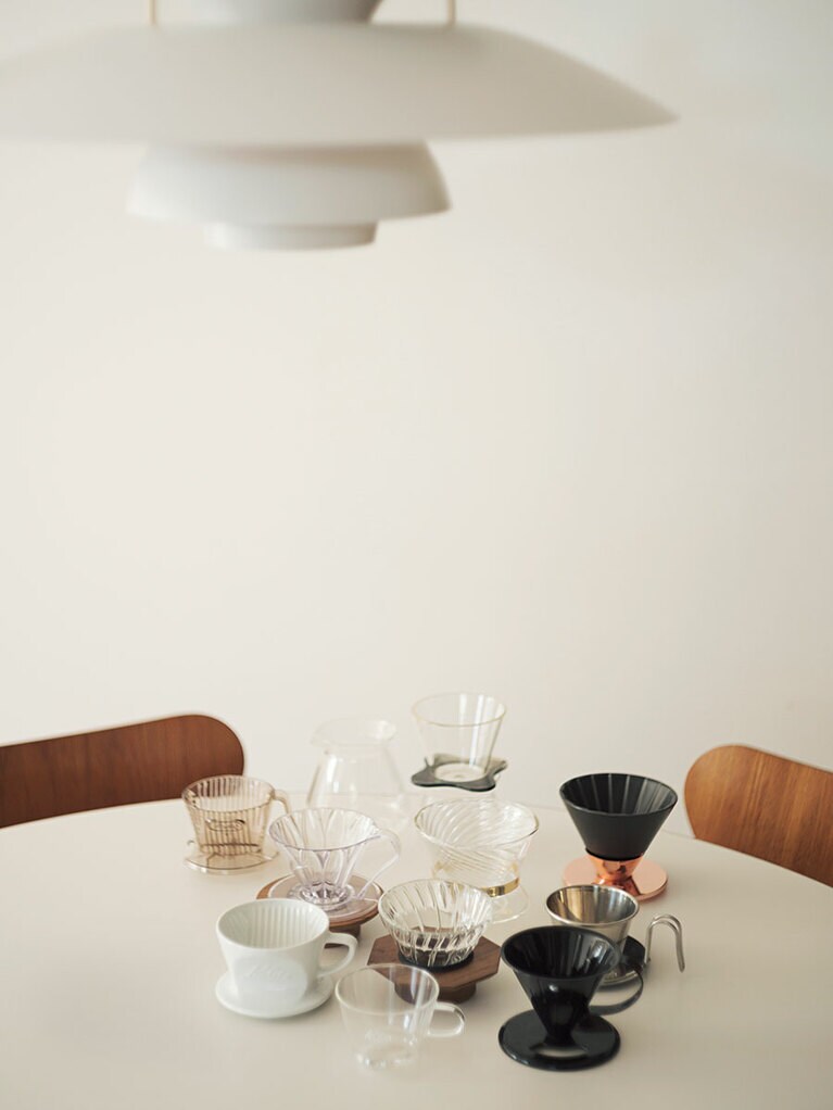 「道具が可愛い」をきっかけにコーヒーにハマり、人気YouTuberになった久保田真梨子さん。ドリッパーだけでもこんなに種類が。