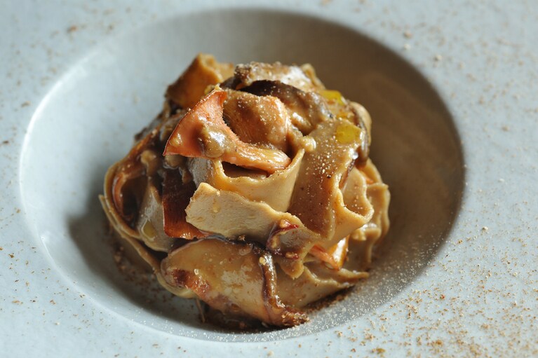 パスタは「きのこのパッパルデッレ」。パッパルデッレとはリボン状の平打ち麺で、ポルチーニが練り込まれている。