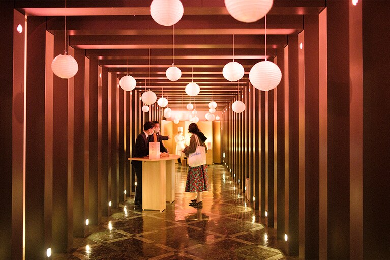 受付のアプローチも幻想的。