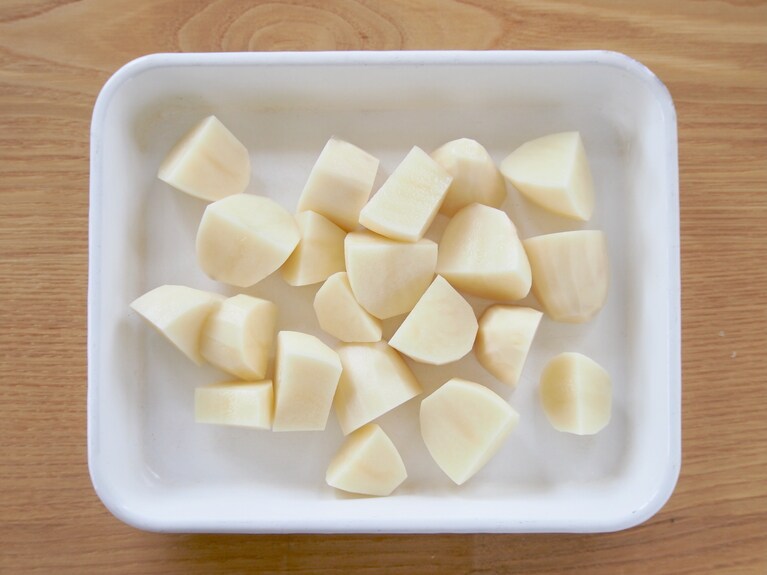 じゃがいもは皮を剥いて一口大に切る。