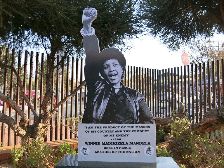 「マンデラ・ハウス」の敷地には、2番目の奥さんにして同じく政治家である、ウィニーの写真を使った像も。