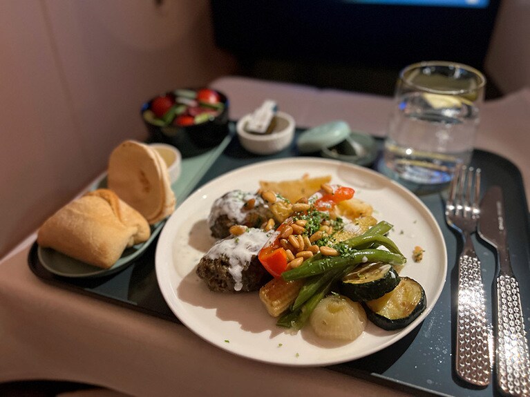 牛肉のコフタ、スパイスポテト、野菜のソテーに松の実。ヨーグルトソースが爽やかさとコクをプラス。