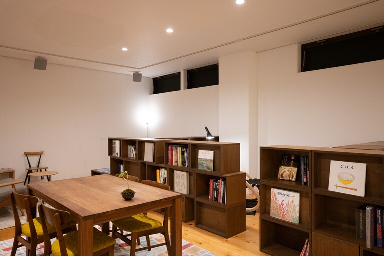 ギャラリー「hito-bito」。イベント使用していないときはラウンジに。本棚には食文化や自然をテーマにした本がずらり。