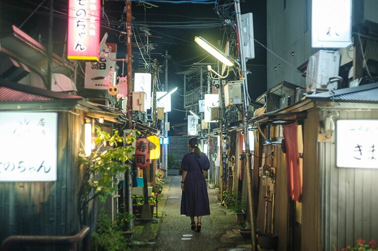 OMOレンジャーに教えてもらった金沢中央美食街へ夜にも行ってみました。少しドキドキしながらお店に入ると、オープンマインドな店主にひと安心。ついつい飲みすぎて、気づけば深夜に。