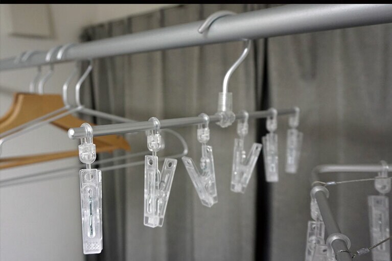 アルミ直線ハンガー 約幅35cm・6ピンチ 490円(税込)。