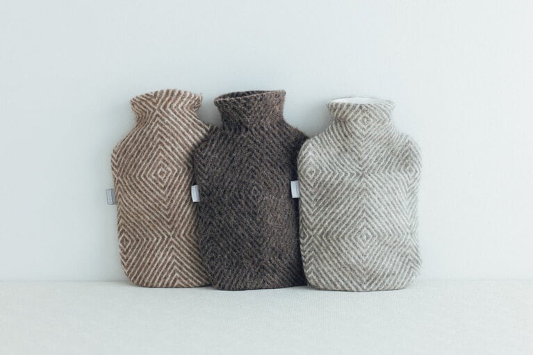 「MARIA 湯たんぽ」左から：ブラウンホワイト、ブラウンブラック、グレーホワイト 各約W21×D7×H32cm 9,680円／LAPUAN KANKURIT