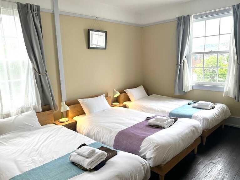 寝室は3部屋、ベッドは館内に7台ある。