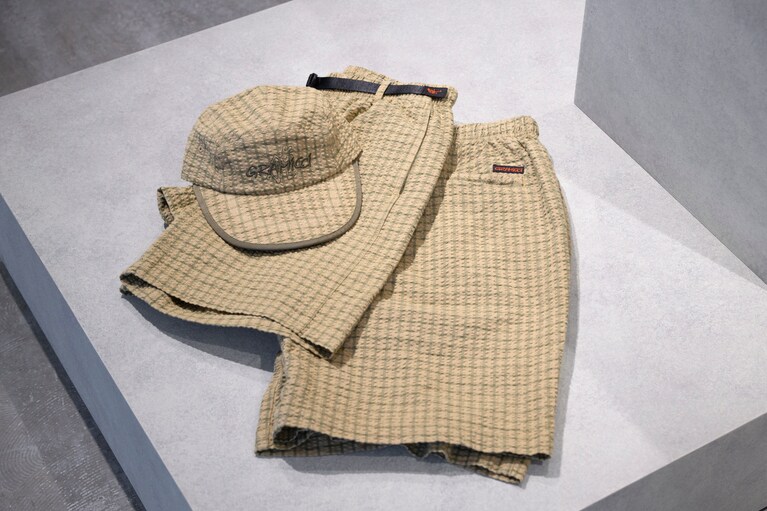 「LONG BILL CAP」7,150円。左「O.G.SEERSUCKER LAGOON SHORT」15,400円 右「O.G.SEERSUCKER G-SHORT」14,300円。