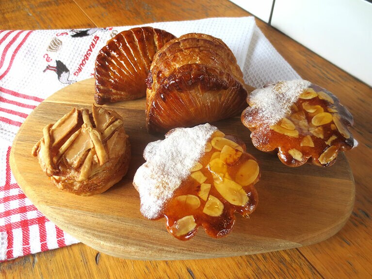 左上より時計回りに「いちごとルバーブのショソン」１個637円、「アマンディーヌ」432円、「コンヴェルサシオン」432円。