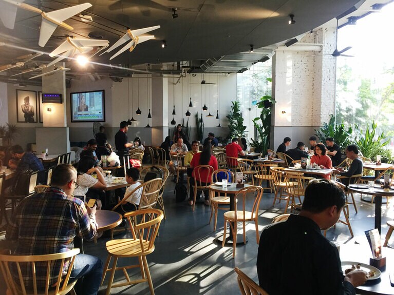 レストラン「マカン」。大きな窓を配した明るい店内で居心地がいい。クアラルンプール国際空港の格安航空会社専用ターミナルKLIA2から直結のチューンホテル内にある。
