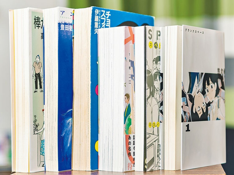 「小口が白いマンガは面白い」説を掲げる澤部さん。「本の側面が白いって、要は断ち切りの大ゴマを多用せず、通常の枠内で読ませるマンガ。制限のある世界の中で余白のある豊かな表現をする作家さんが好きなんです」という美学は澤部流ポップミュージックに通じる？