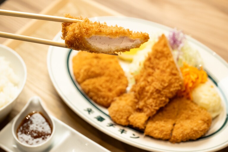 最初はなにもつけずに断面のほうから。サクッとした衣が鶏の柔らかさを引き立てる。こちらはフィレ。