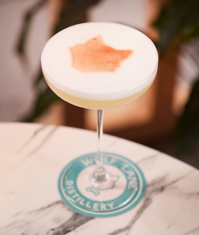 ウルフマークが可愛い“セックス・パンサー”はトロピカルジンにパイナップルジュースやスパークリングワインを合わせたカクテル。$19。