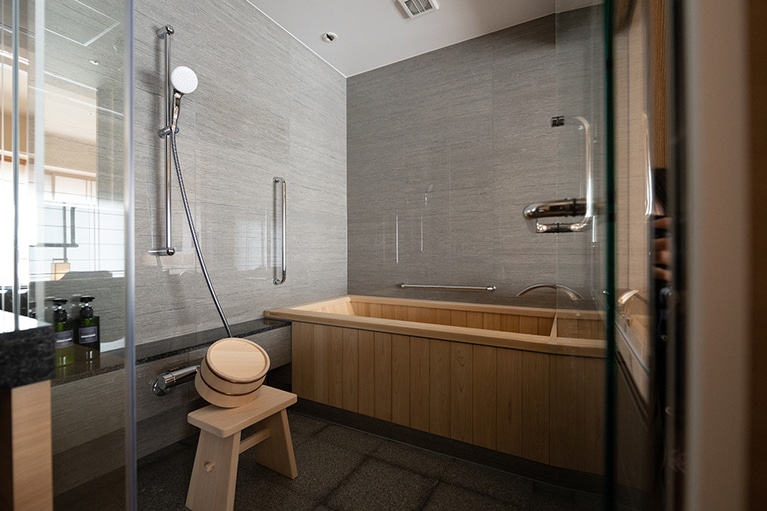 ヒノキ風呂にゆったりつかってリラックス(「シグネチャーツイン」)。