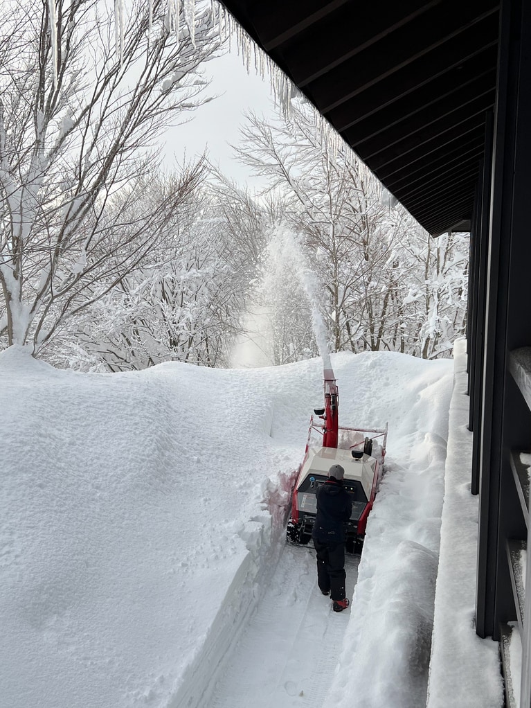 「 研ぎ澄ます、雪の妻有」 ⼭本 茜  「早朝のありがとう」 窓の外を見ると、地元の方が早朝から雪かき機を動かしてくれていた。