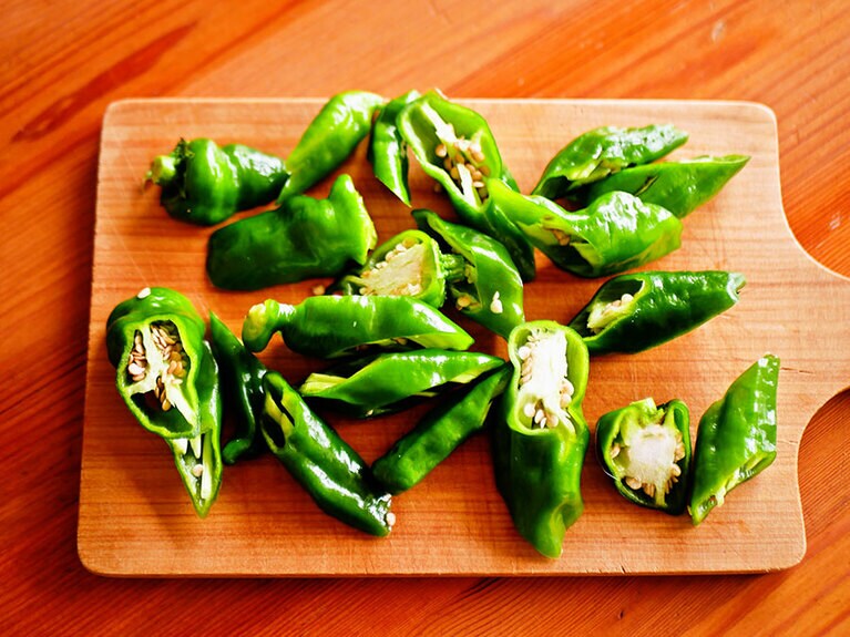「ななめ2センチ幅」にカットした甘長とうがらし。