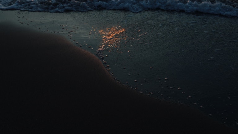 「私たちの新潟旅行」　大原えみ 「橙色の星」 夜でもないのに夕日と同じ色の星をみつけた。