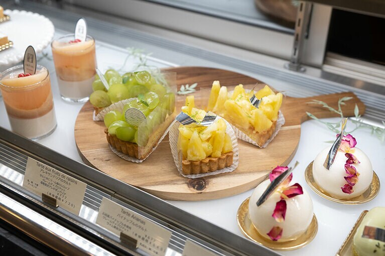 ショーケースには色とりどりのスイーツが。