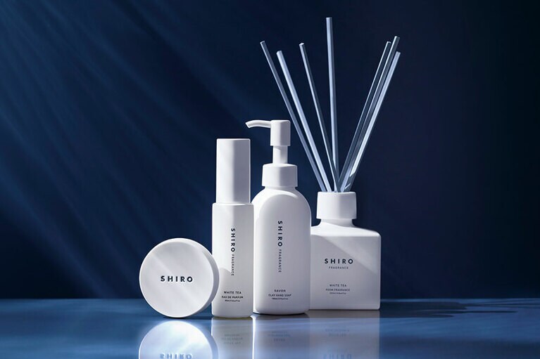 サボン、ホワイトリリー、ホワイトティーの3種を定番で展開するフレグランス。季節に合わせた限定の香りも。