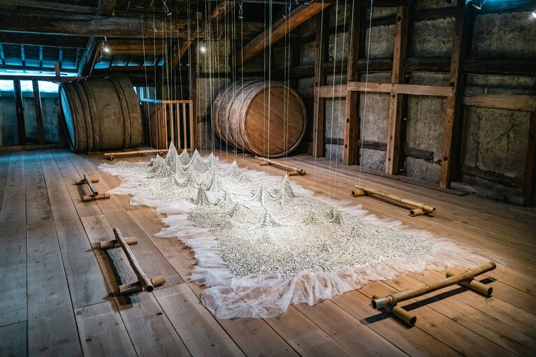 「まちや倶楽部」に展示されている周子傑の作品。