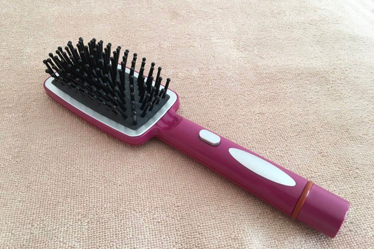 Face up design® massage Brush(フェイスアップデザイン®マッサージブラシ) 32,780円。