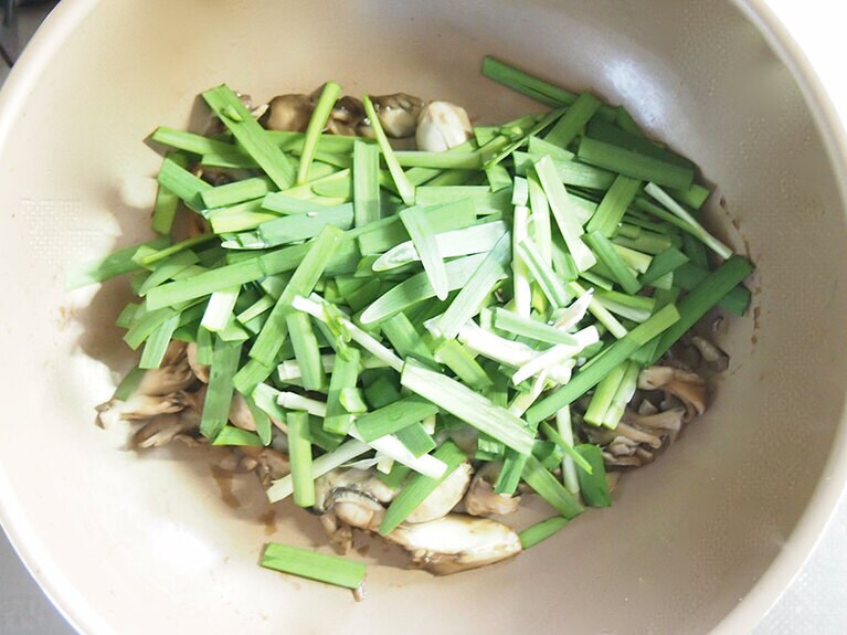 (4) 汁気がなくなってきたら、(1)のニラを入れて炒めます。